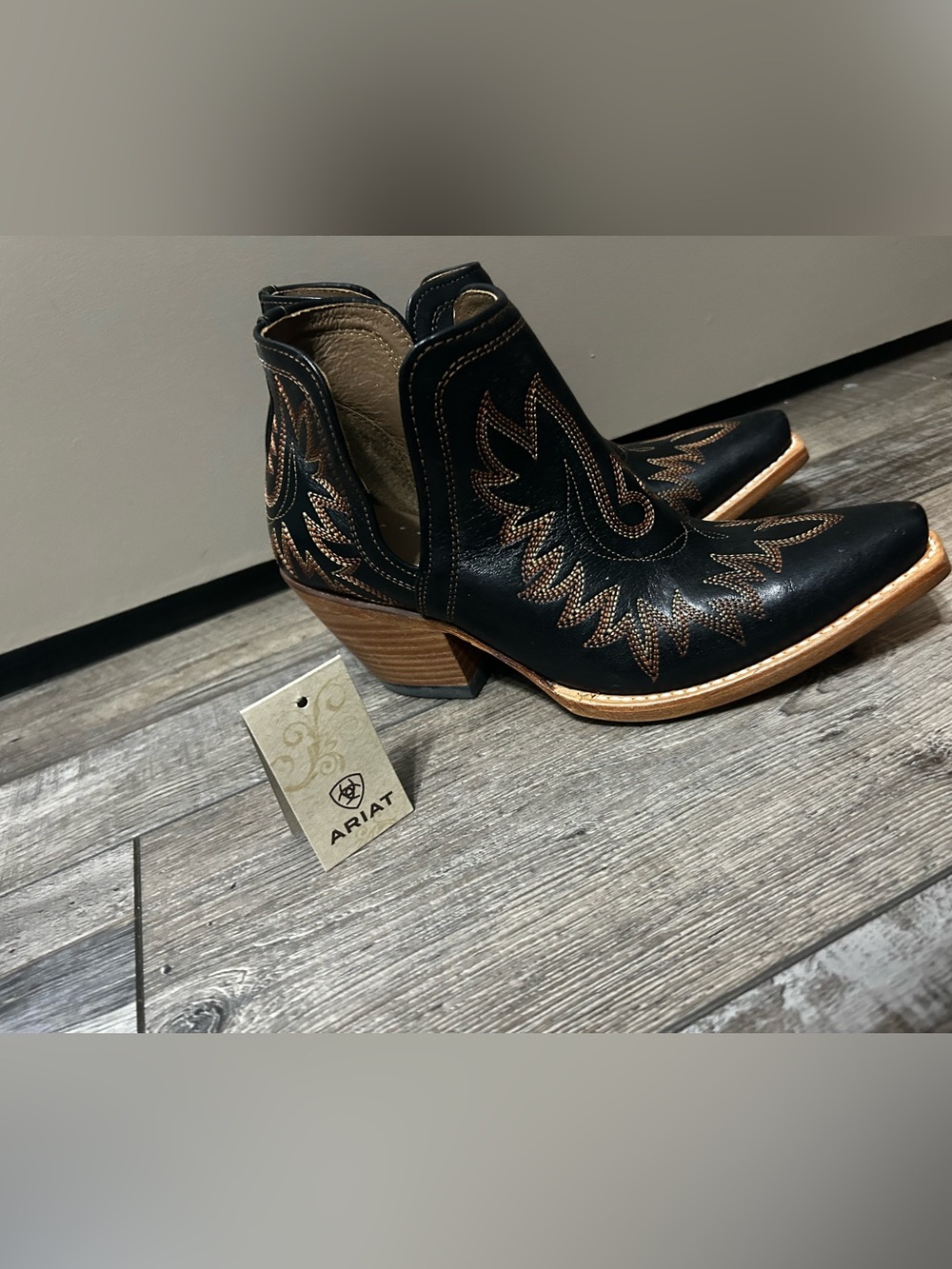 ARIAT WOMEN'S DIXON BROOKLYN FASHION BOOTIES - SNIP TOE 7.5 Med